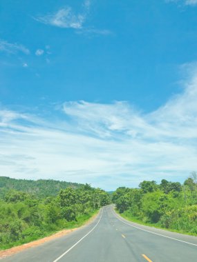 mavi gökyüzünün altında yerel yolu