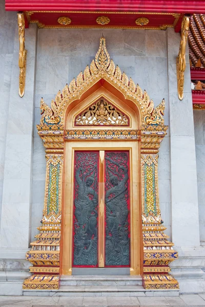 Thailändsk tempeldörrskulptur — Stockfoto