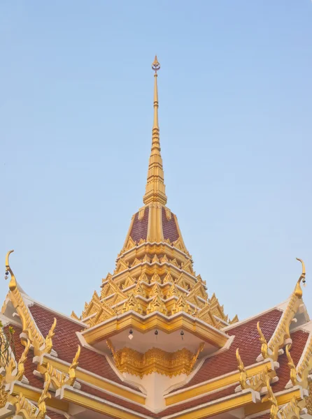 Thais Boeddhistische tempel Midden dak trapsgewijs geschakeld — Stockfoto