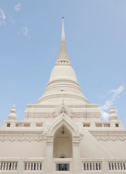 Estilo budista tailandés pagoda blanca bajo el cielo azul — Foto de Stock