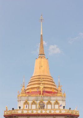 Tay Budist stil golden pagoda mavi gökyüzü altında