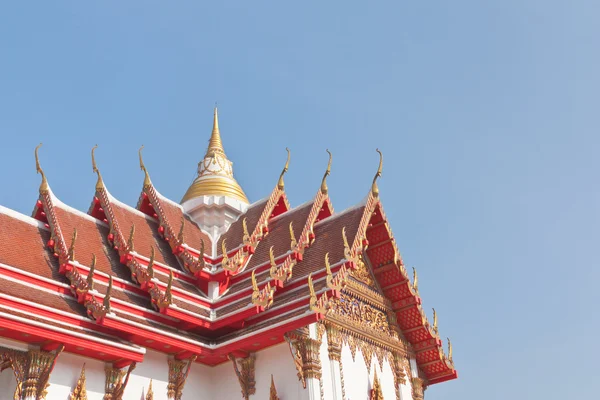 Thai Buddhist temple roof top and small pagoda — Stock Photo, Image