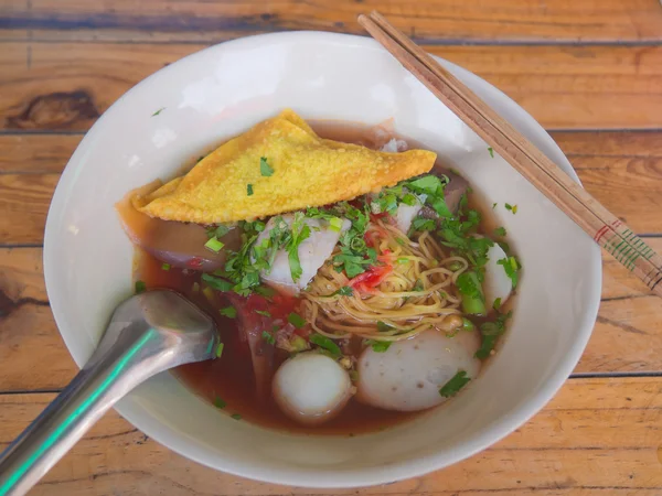 Тайский стиль смешанная лапша с кетчупом на деревянном столе — стоковое фото