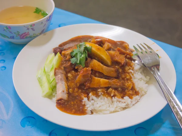 Porco frito de estilo chinês e arroz — Fotografia de Stock