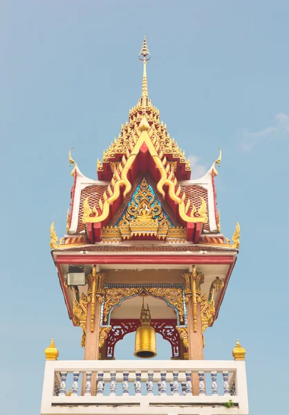 Budist tapınağı belfry mavi gökyüzü altında — Stok fotoğraf