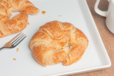 Kruvasan buns beyaz plaka üzerinde.