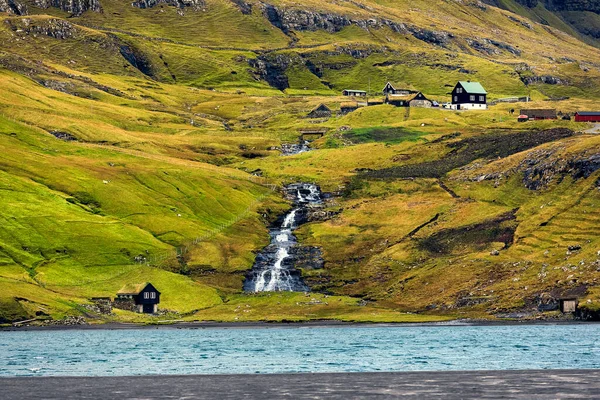 Petite Cascade Petites Maisons Dans Une Vallée Verdoyante Côtes Océan — Photo