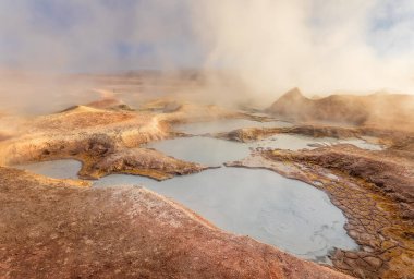 Güneş doğarken Sol de Manana 'da buhar havuzu. Güney Amerika, Bolivya 'da jeotermal alan