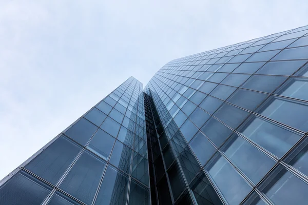 Zakelijke gebouw, kantoorgebouwen. Moderne glazen silhouetten op — Stockfoto