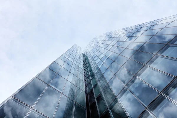 구름 반 성과 고층 빌딩 비즈니스 빌딩, 사무실 부 — 스톡 사진