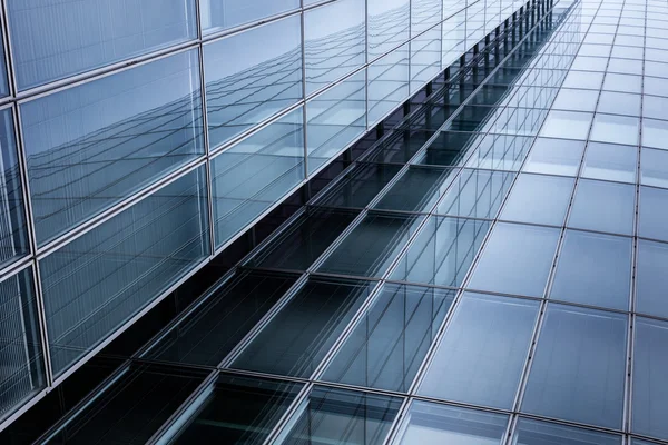 Edificio de negocios, edificios de oficinas. Siluetas de vidrio modernas en —  Fotos de Stock