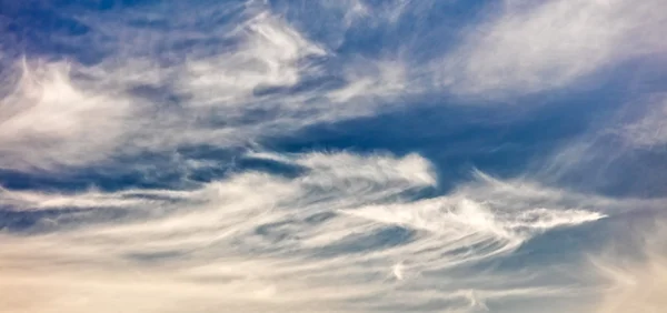 Wolken en blauwe lucht — Stockfoto