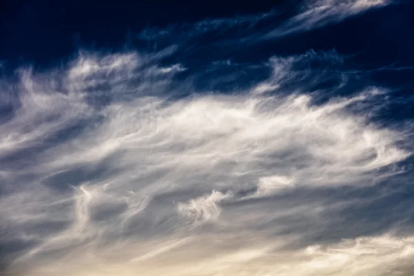 Σύννεφα και μπλε ουρανός — Φωτογραφία Αρχείου