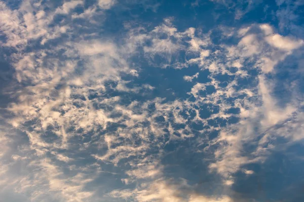 Nuvens e céu azul — Fotografia de Stock