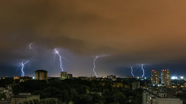 Блискавична буря над містом — стокове фото