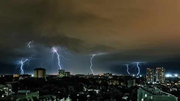 Tempestade relâmpago sobre a cidade — Fotografia de Stock