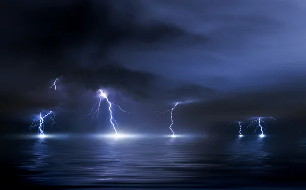 Lightning beats the water — Stock Photo, Image