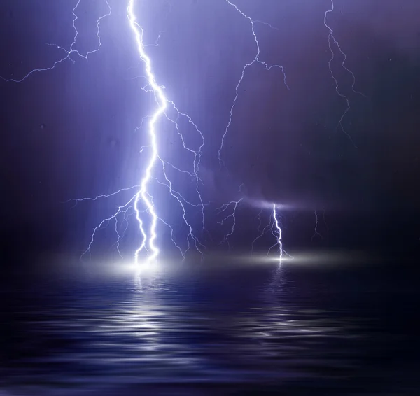 Lightning beats the water — Stock Photo, Image