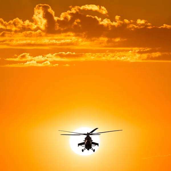 Hélicoptères de combat russes, Mi-35, coucher de soleil chaud — Photo