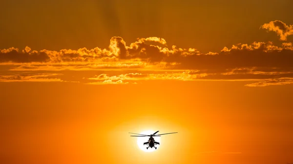 Hélicoptères de combat russes, Mi-35, coucher de soleil chaud — Photo