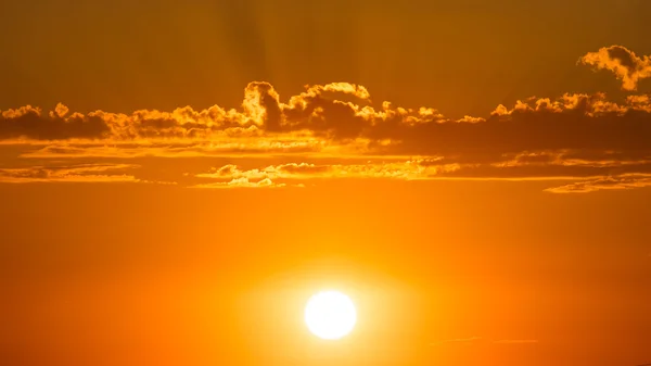 Zon bij zonsondergang — Stockfoto