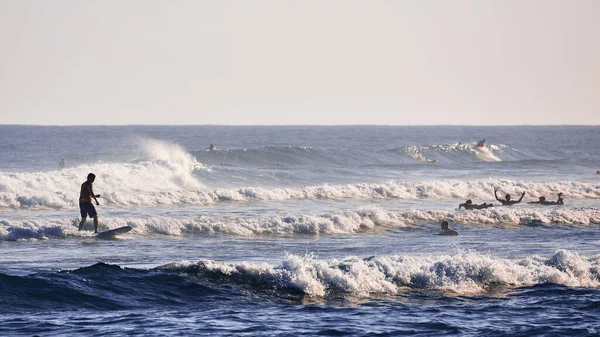 Серферы Пляже Утро Океанском Пляже Водные Виды Спорта Атлантический Океан — стоковое фото