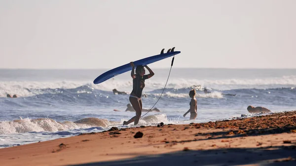Uma Bela Jovem Está Aprendendo Estar Uma Prancha Surf Escola — Fotografia de Stock