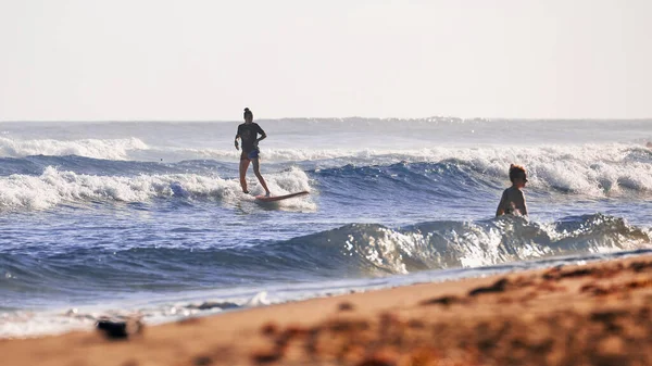 Surfisti Sulla Spiaggia Mattina Sulla Spiaggia Dell Oceano Attività Sport — Foto Stock
