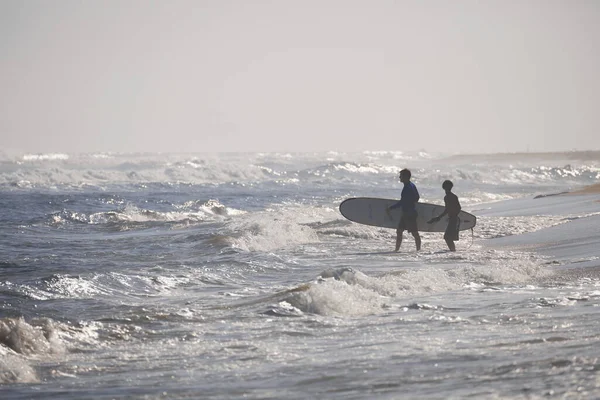 Surfista Praia Manhã Praia Oceano Actividades Desportivas Aquáticas Atlantic Ocean — Fotografia de Stock