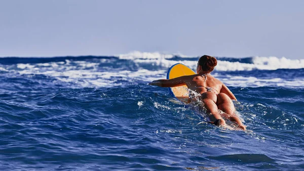 Ragazza Surfista Attesa Onda Scuola Surf Bella Giovane Donna Costume — Foto Stock