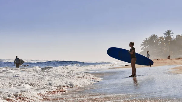 Surfista Sulla Spiaggia Mattina Sulla Spiaggia Dell Oceano Attività Sport — Foto Stock