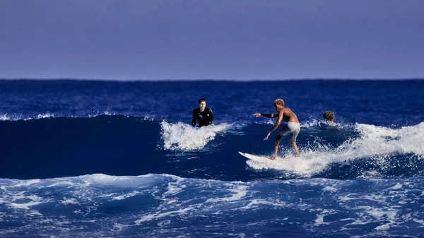 Scuola Surf Ragazzo Che Impara Stare Una Tavola Surf Surfista — Foto Stock