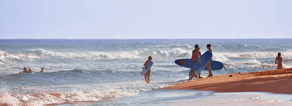 Surfisti sulla spiaggia. mattina sulla spiaggia dell'oceano. Attività di sport acquatici. Oceano Atlantico, Repubblica Dominicana. 29.12.2016 — Foto Stock