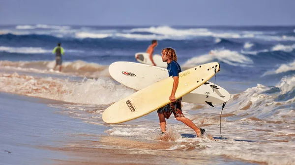 Surfistas na praia. manhã na praia do oceano. Actividades desportivas aquáticas. Atlantic Ocean, República Dominicana. 29.12.2016 — Fotografia de Stock