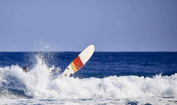 Surfbrett in der Luft Nachdem ein Surfer ins Wasser fällt. Wassersport, Surfbrett in der Luft. — Stockfoto