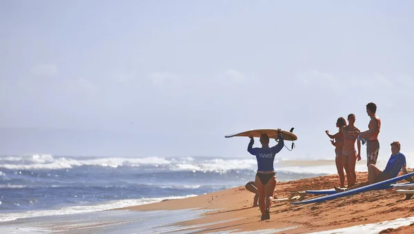 Surfistas na praia. manhã na praia do oceano. Actividades desportivas aquáticas. Atlantic Ocean, República Dominicana. 29.12.2016 — Fotografia de Stock