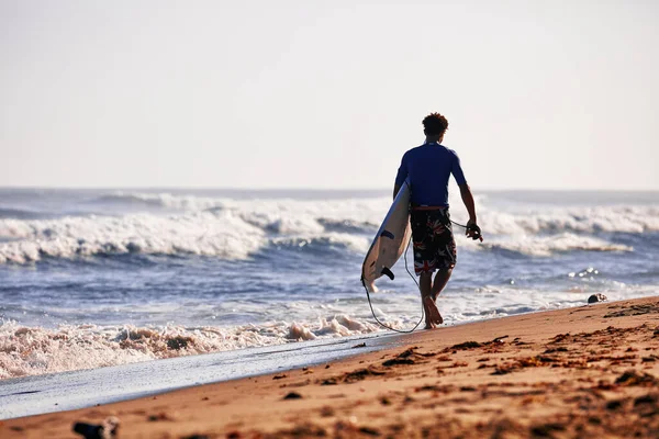 Surfista com prancha. Actividades desportivas aquáticas. Atlantic Ocean, República Dominicana. 29.12.2016 — Fotografia de Stock