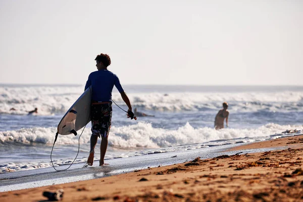Surfista com prancha. Actividades desportivas aquáticas. Atlantic Ocean, República Dominicana. 29.12.2016 — Fotografia de Stock