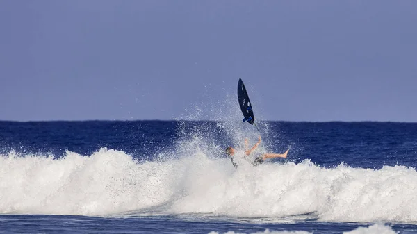 Surfbrett Der Luft Nachdem Ein Surfer Ins Wasser Fällt Wassersport Stockbild