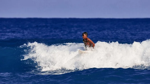 Szkoła Surferska Młody Facet Uczy Się Stać Desce Surfingowej Surfuj — Zdjęcie stockowe