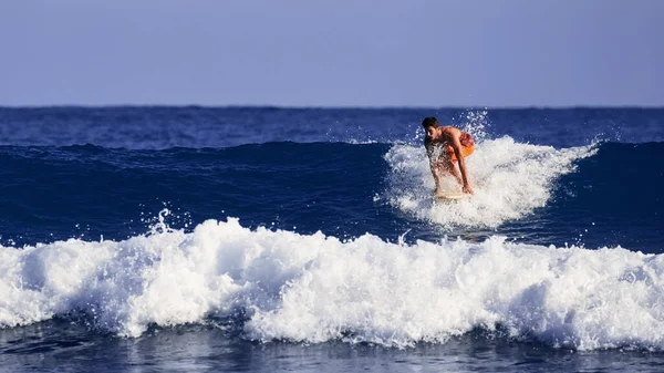 Surferschule Ein Junger Mann Lernt Auf Einem Surfbrett Stehen Surfer — Stockfoto