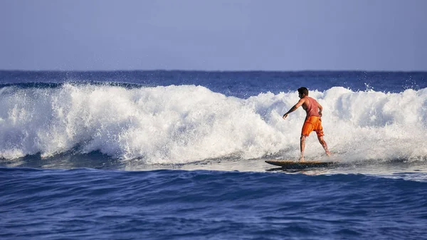 Szkoła Surferska Młody Facet Uczy Się Stać Desce Surfingowej Surfuj — Zdjęcie stockowe