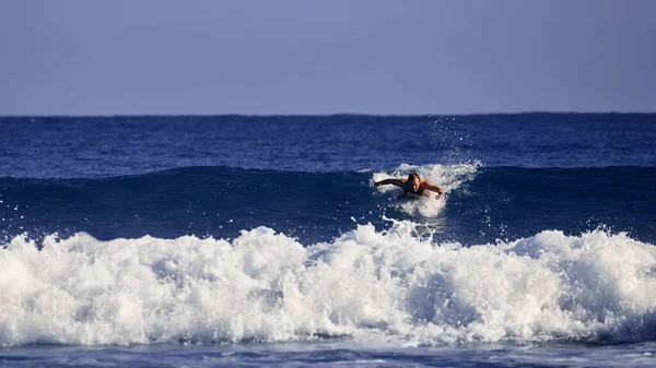 Escuela Surf Joven Aprendiendo Pararse Una Tabla Surf Surfista Ola — Foto de Stock