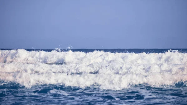 Blaue Welle Klares Wasser Und Gischt Auf Dem Atlantik — Stockfoto