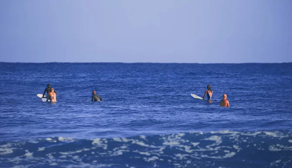 Scuola Surf Studenti Attesa Della Prima Ondata Surfista Sull Onda — Foto Stock