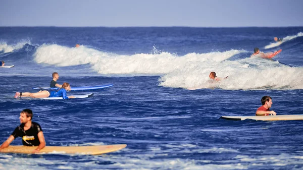 Escola Surf Alunos Espera Primeira Vaga Surfista Onda Bela Onda — Fotografia de Stock