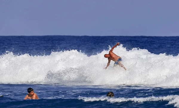 Ein Mann Lernt Auf Einem Surfbrett Stehen Surfschule Wassersport Atlantik Stockbild