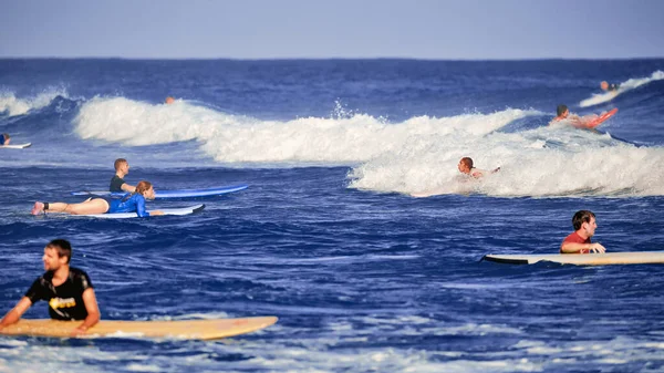 Sörf Okulu Ilk Dalgayı Bekleyen Öğrenciler Dalgadaki Sörfçü Güzel Okyanus Stok Resim