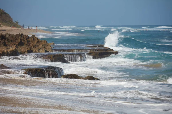 Küste Der Karibikinsel Die Wellen Schlagen Gegen Die Küste — Stockfoto