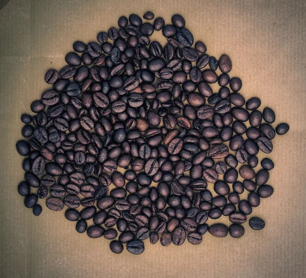 Grains de café sur papier d'emballage — Photo